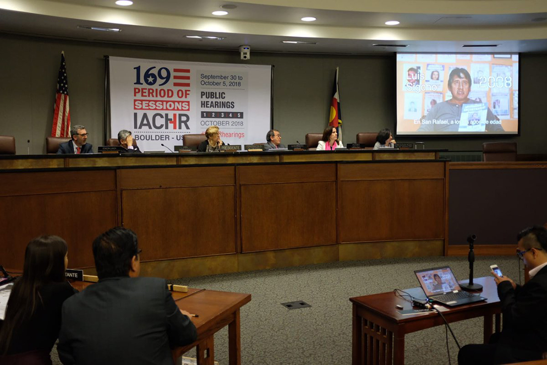 Los comisionados observaron en la audiencia el video que relata como viven los familaires de personas desaparecidas en Ecuador. Foto: CIDH