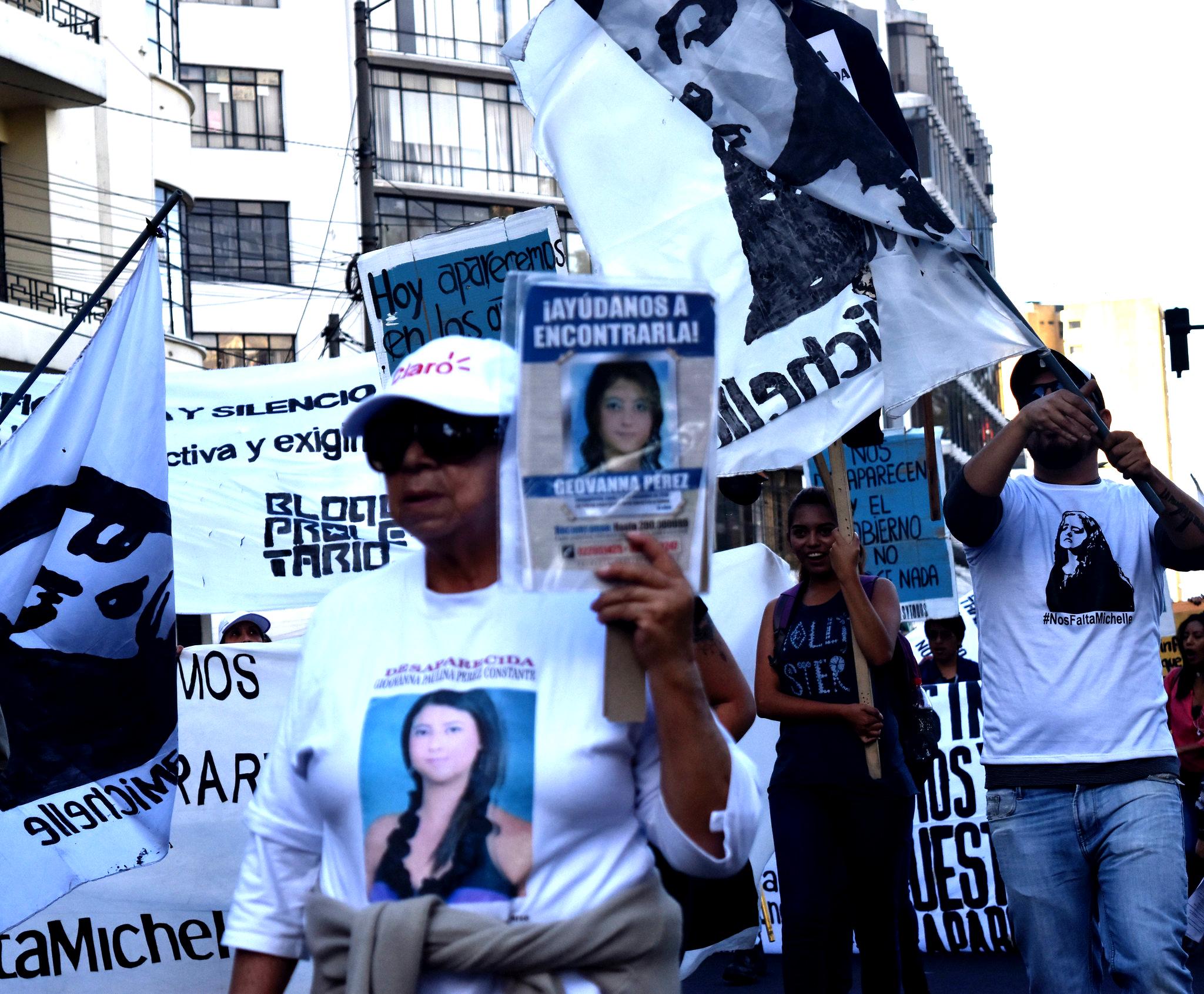 Familiares de Giovanna Pu00e9rez participan en la marcha "Nos Falntan Todas y Todos" por las calles de Quito. Foto: Asfadec